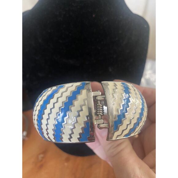 Vintage Silver Tone, Blue and Cream Enamel Spring Loaded Bracelet - Picture 9 of 9